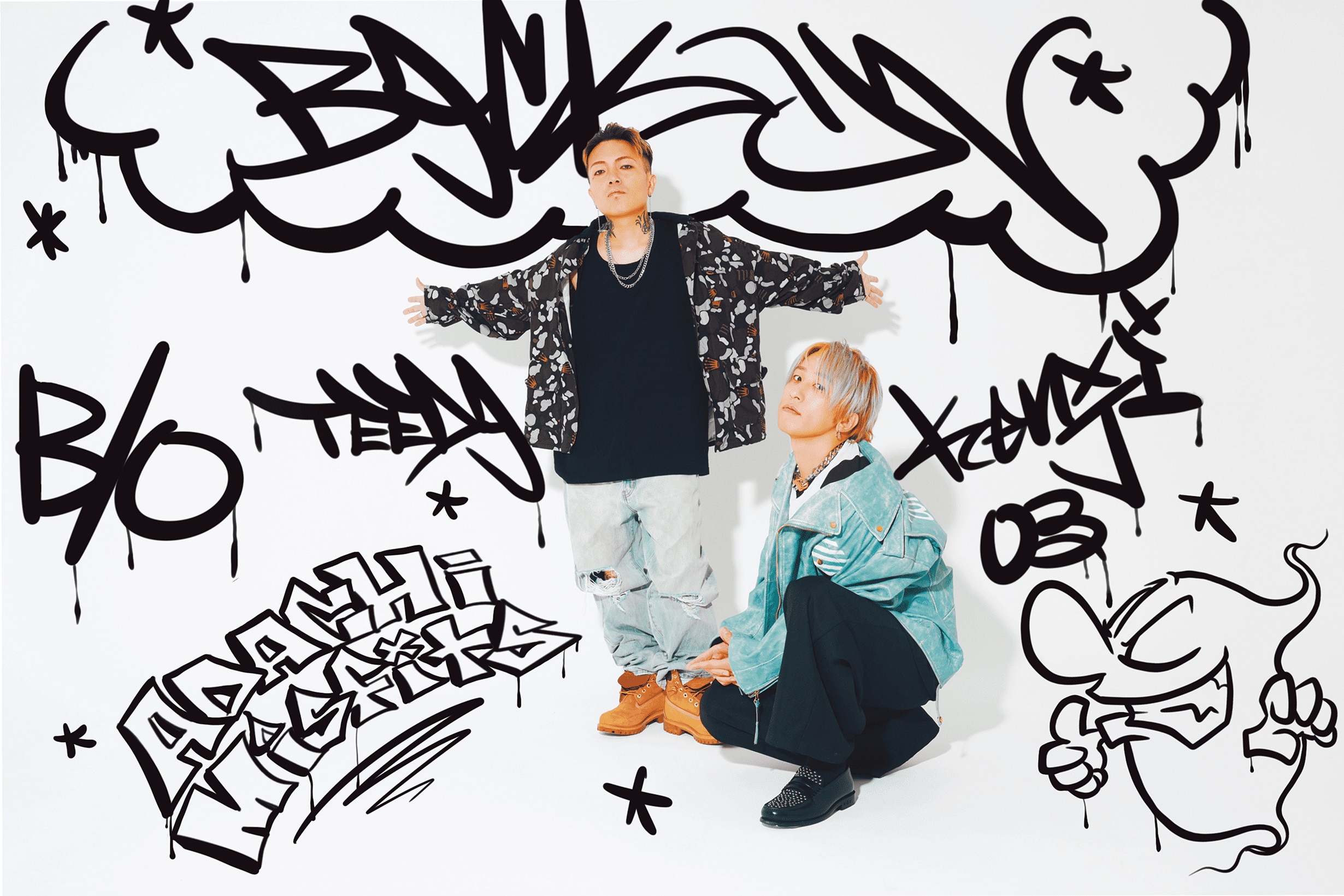 ストリートファッションに身を包んだBACK-ONの二人と、黒のグラフィティアートが施された白い背景のメインビジュアル。